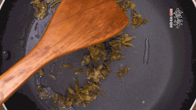 鍋中3成油溫時，下雪菜、辣椒圈翻炒40秒。