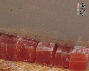 金字火腿切丁，春筍剝殼切丁，豌豆剝粒。