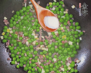 加水、料酒、鹽燒2分鐘即可。