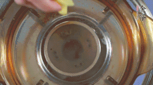 金字淡咸肉加姜片、料酒，冷水入鍋焯水。