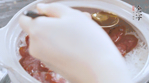 沿鍋邊倒一圈食用油蓋蓋，繼續(xù)小火燜8分鐘。