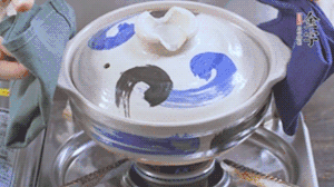 每隔30s將鍋傾斜一側(cè)。（受熱更均勻，鍋巴更噴香）