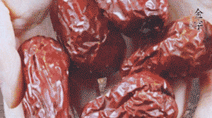 紅棗洗凈，對半剪開。