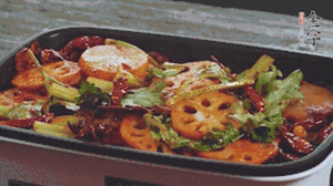 加入金字麻辣香腸，翻炒5分鐘左右。再加入之前準(zhǔn)備好的蔬菜，翻炒均勻，最后放入蝦。