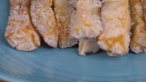 炸制油溫在7成左右，茄子炸至金黃色即可撈出。