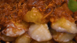 把茄子一條一條的擺好放在盤子上，上鍋蒸制3到4分鐘，出鍋后撒上蔥花。