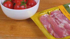 洋蔥、土豆切丁塊，火腿切小片，小番茄對半切開。