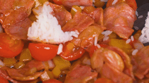 將米飯倒入鍋中搗散，同其他食材混合拌炒均勻關(guān)火。