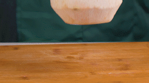 椰子切開(kāi)頂部，把椰子水倒出，再把椰肉切片。