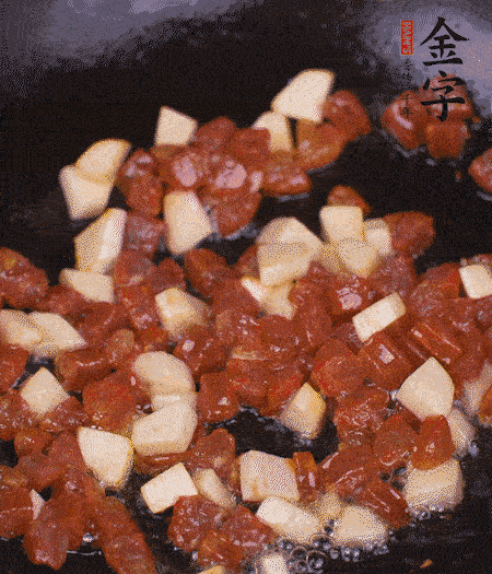 鍋中熱油，下香腸丁、茭白丁大火炒出香味。倒入米飯拍散，炒2～3分鐘。