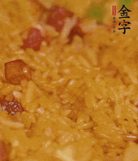 放一撮鹽、生抽少許，倒入炸好的芋頭。最后撒蔥花、蒜末翻炒均勻。