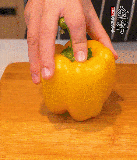 干花菇提前泡發(fā)，胡蘿卜、青椒、黃椒和花菇切丁，小紅椒切圈，小蔥切末。