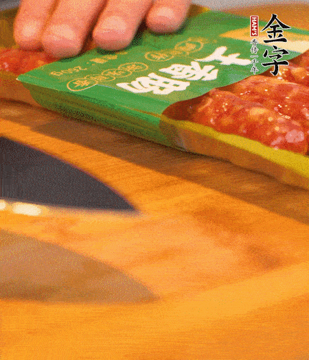 洋蔥切丁，金字土香腸切片。