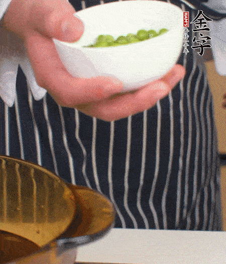 胡蘿卜、豌豆和干花菇焯水。