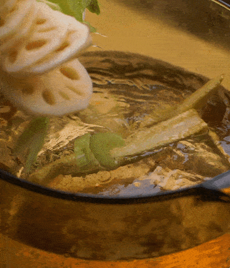 把玉米筍（對半切開）、西芹（切斜片）、蓮藕（切片），放入開水鍋內(nèi)，加點(diǎn)少許鹽、油，汆燙2分鐘。