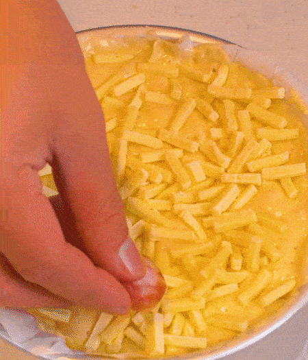 撒上馬蘇里拉芝士，用香腸片裝飾表面，180攝氏度烤箱烤20-25分鐘。