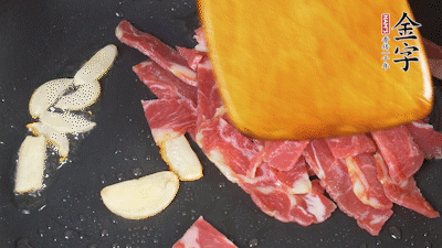 意面按照包裝時間煮熟過涼水，金字淡火腿切成小片。