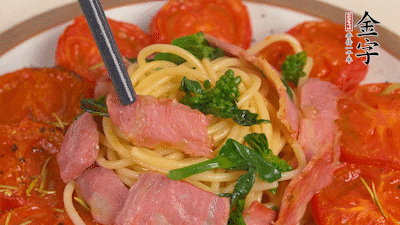 加菜花翻炒1分鐘后加意面，翻炒1分鐘后用少許鹽、黑胡椒調味即可。