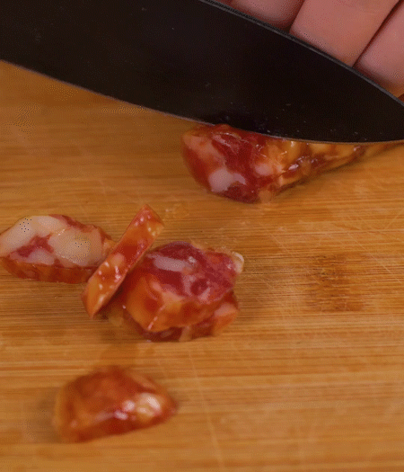 香腸切薄片。