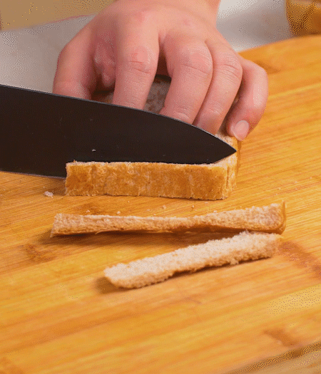取1片黑麥吐司片，去掉邊邊，涂上一層蛋黃醬。