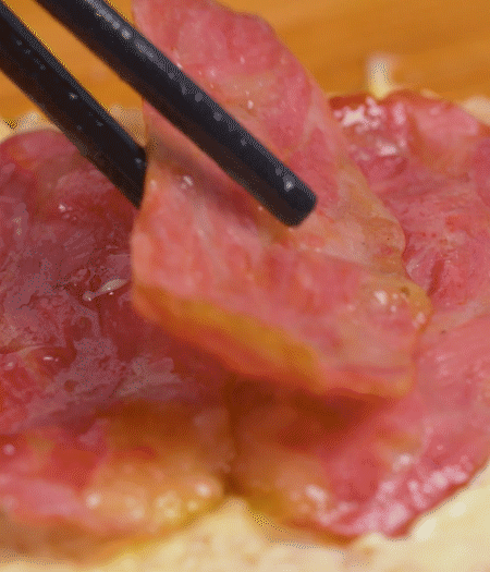 放上火腿、芝士片、生菜，再放一片土司。