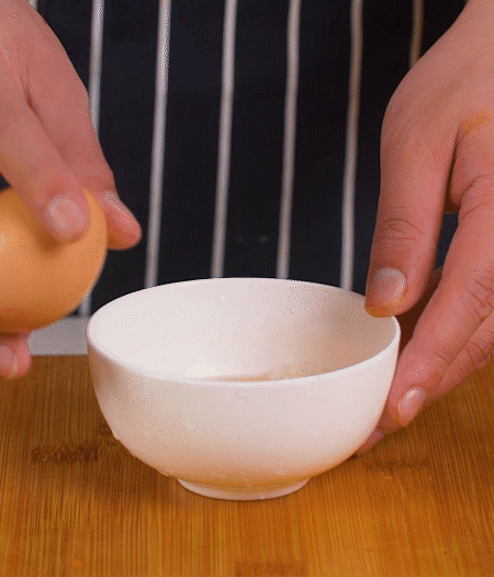 起鍋熱油，蛋液煎成雞蛋碎。金字淡咸肉切成絲。