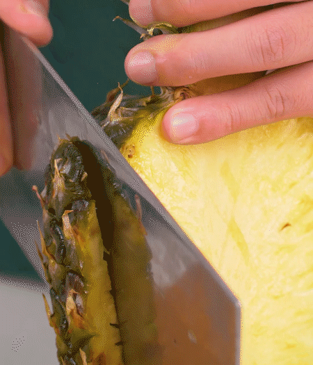 鳳梨去皮把果肉切塊，醬肉切小塊。