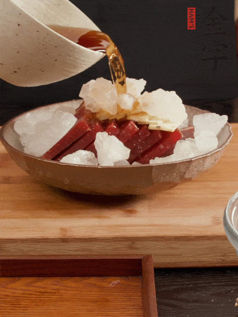 加姜片、冰糖、黃酒、水，蒸60分鐘，將火腿的咸逼出來。