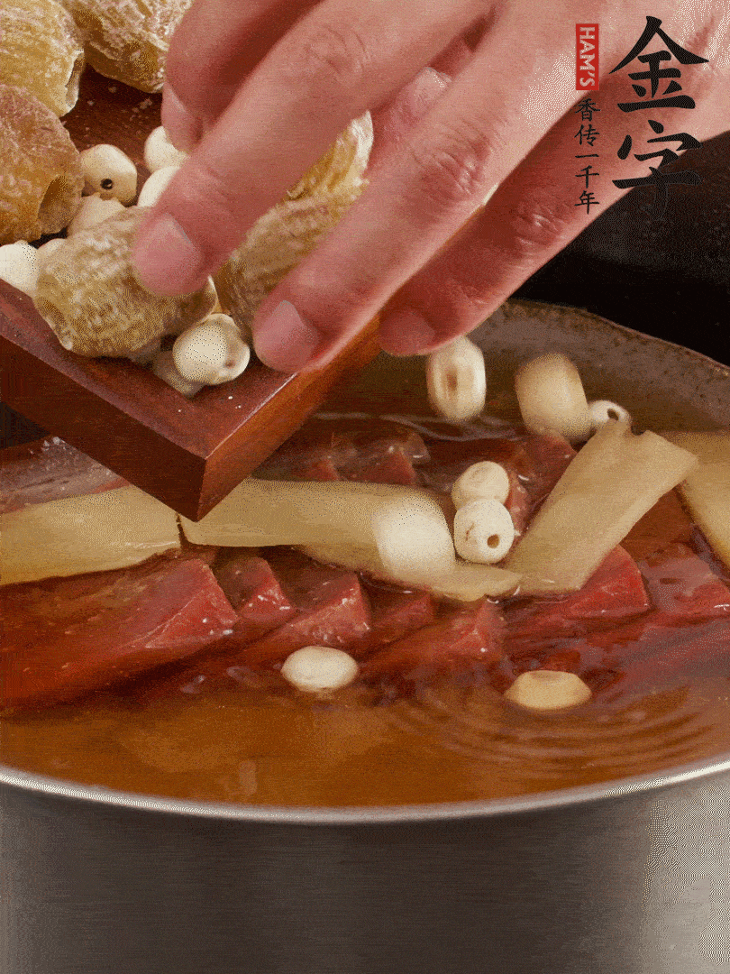 待冰糖融化后，放入蜜棗、蓮子同蒸25分鐘左右。