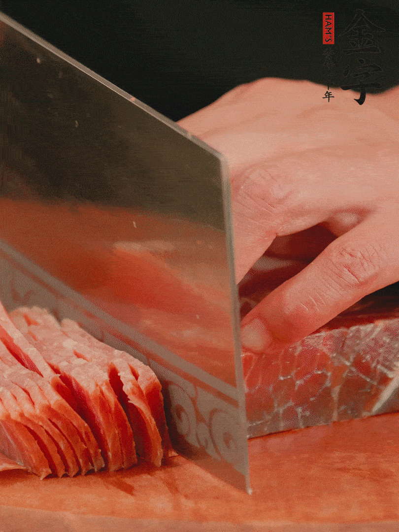 新鮮雞腿用刀在表面劃幾刀。金字火腿切薄片備用。