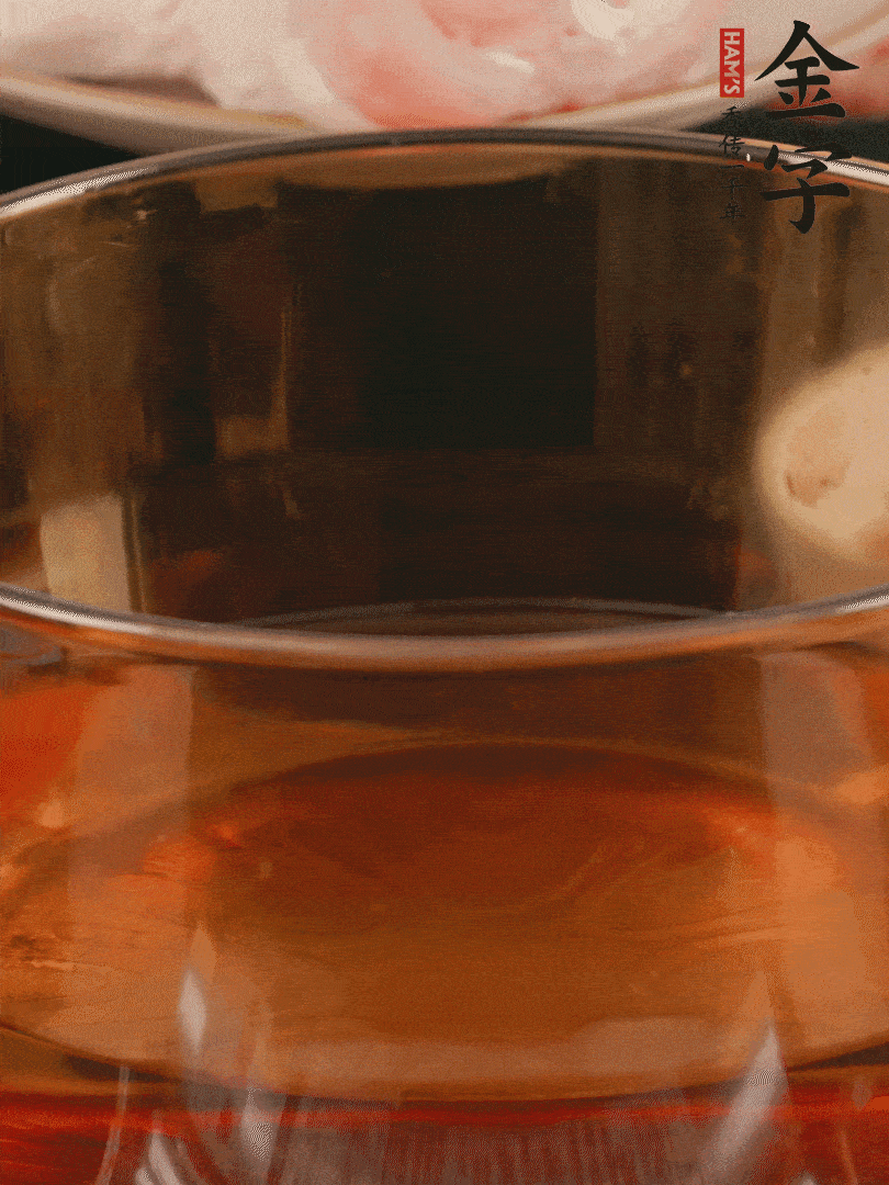 雞腿冷水入鍋，加姜片料酒焯水，撈出溫水洗凈。