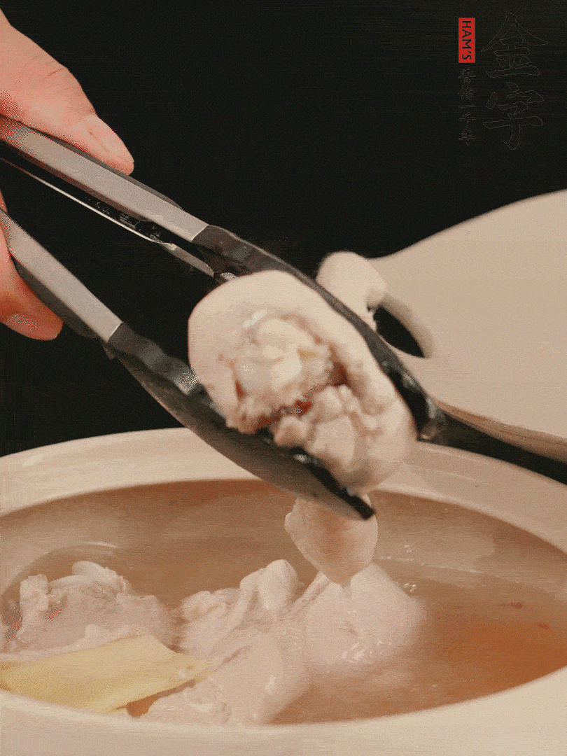 雞腿放入砂鍋，加姜片、料酒、清水，中火燉煮20分鐘撈出。