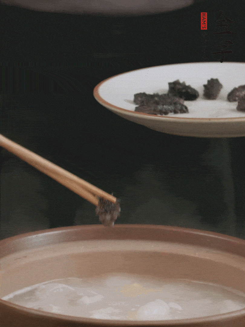 期間雞湯燉到80分鐘時(shí)，加小海參再燉10分鐘。