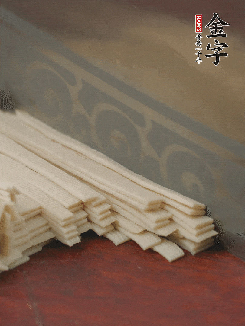 燉火腿期間，千張切細(xì)絲，白蘿卜去皮切細(xì)絲，蒜葉切細(xì)丁。