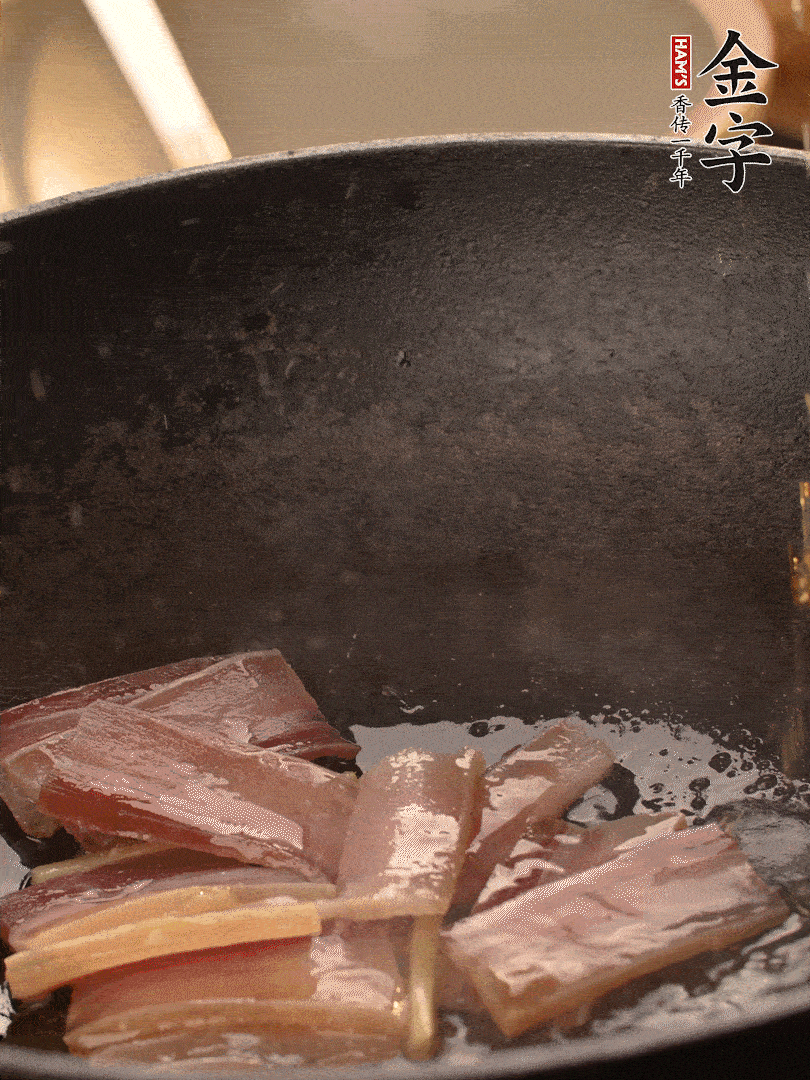 再下春筍繼續(xù)翻炒。