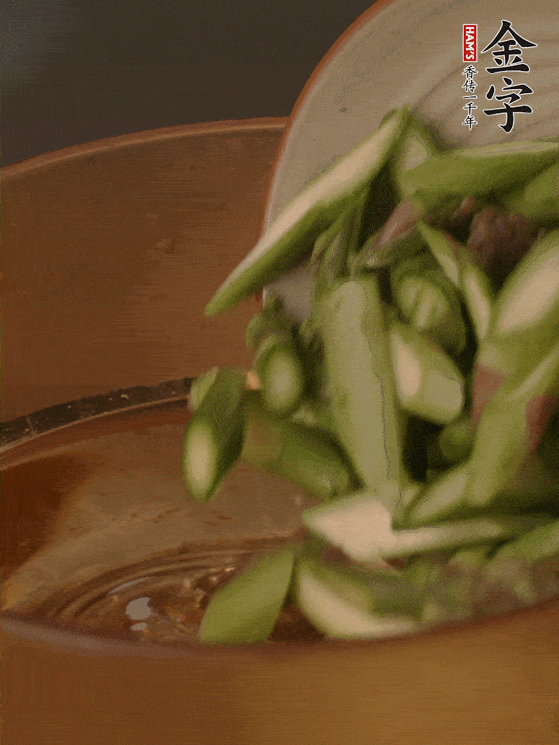 蘆筍、白玉菇焯水30秒備用。