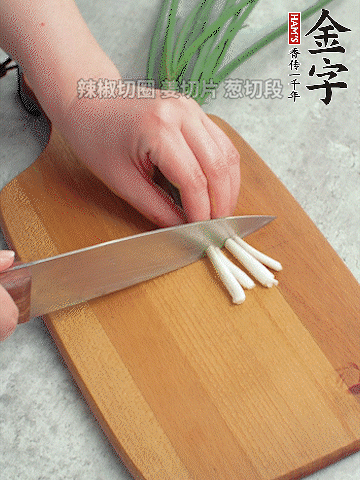 切好的咸肉鋪在碗邊，然后把千張放在中間。