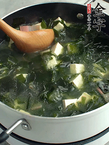 煮到沸騰后，再放入豆腐蓋蓋子煮3分鐘。