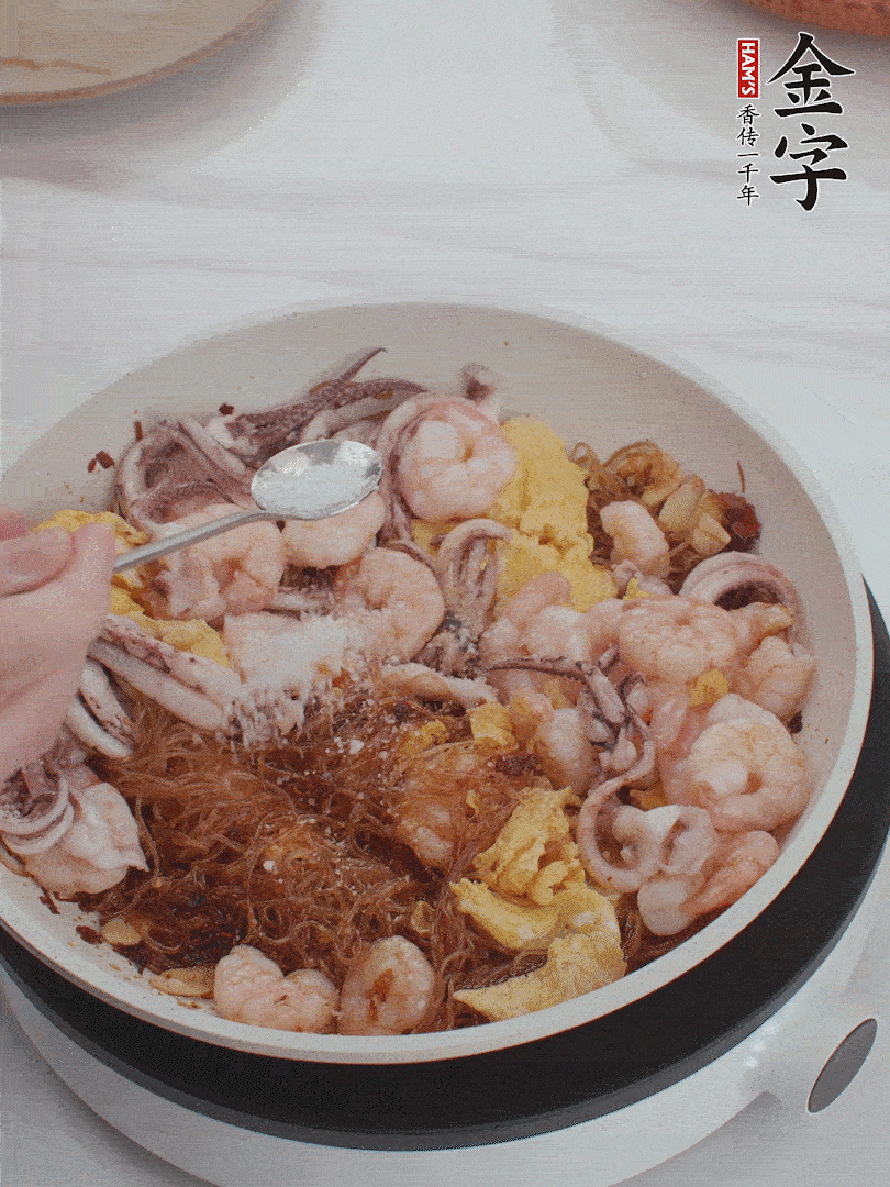 加雞蛋，蝦仁，魷魚(yú)混合。