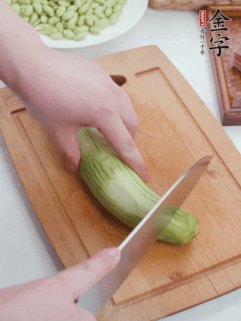 絲瓜去掉外皮，去掉兩端，切成滾刀塊。