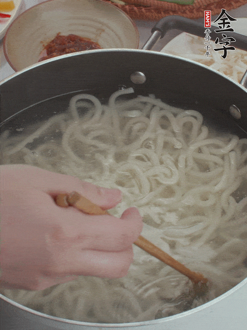 鍋中水煮沸，下烏冬面焯5秒鐘，撈出瀝干。