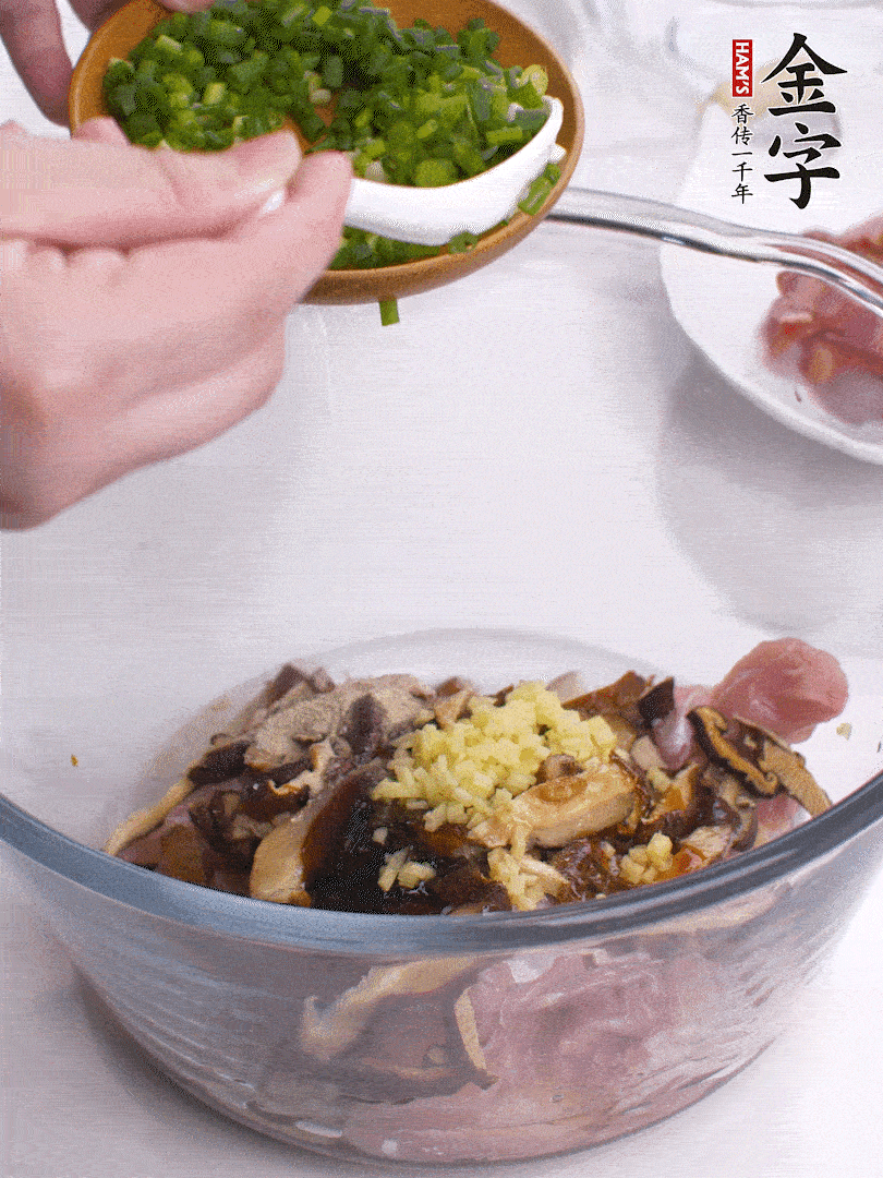 雞肉、香菇混合，加清水1/3杯、料酒1勺、蠔油1勺、鹽1勺、糖1/4勺、白胡椒1/4勺、食用油1勺、香油1/4勺、姜末、蔥花，攪拌均勻腌制2小時(shí)。