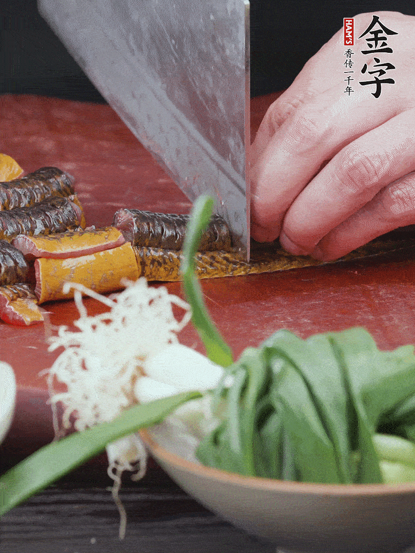 黃鱔去內(nèi)臟洗凈，切花刀斬段。沸水下鍋，加黃酒焯水去血沫。