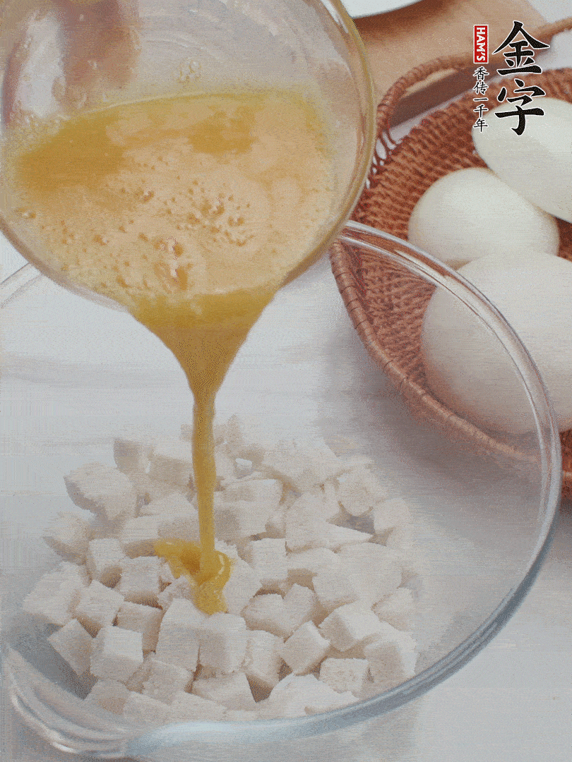 切碎的饅頭丁加入1/3蛋液拌勻。