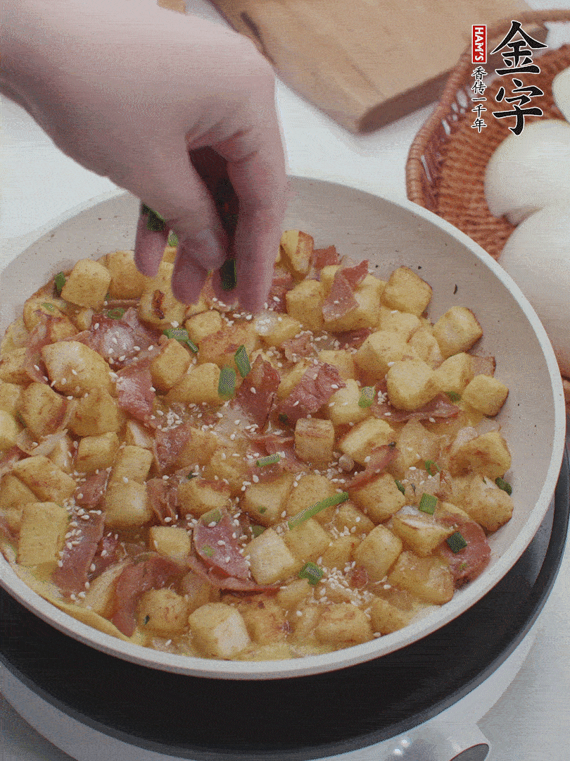 淋入剩余蛋液，蛋液凝固，撒上蔥綠和熟芝麻。