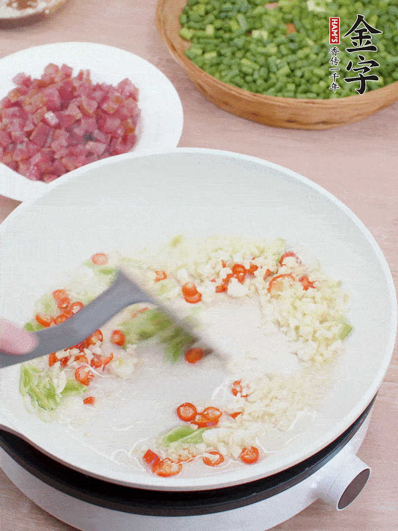 鍋中熱油，蔥姜蒜、小米辣煸香。