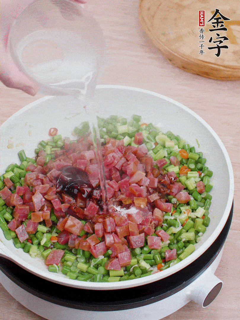 放香腸丁、1勺老抽、1勺蠔油、1/3勺白糖、少許清水炒至斷生。