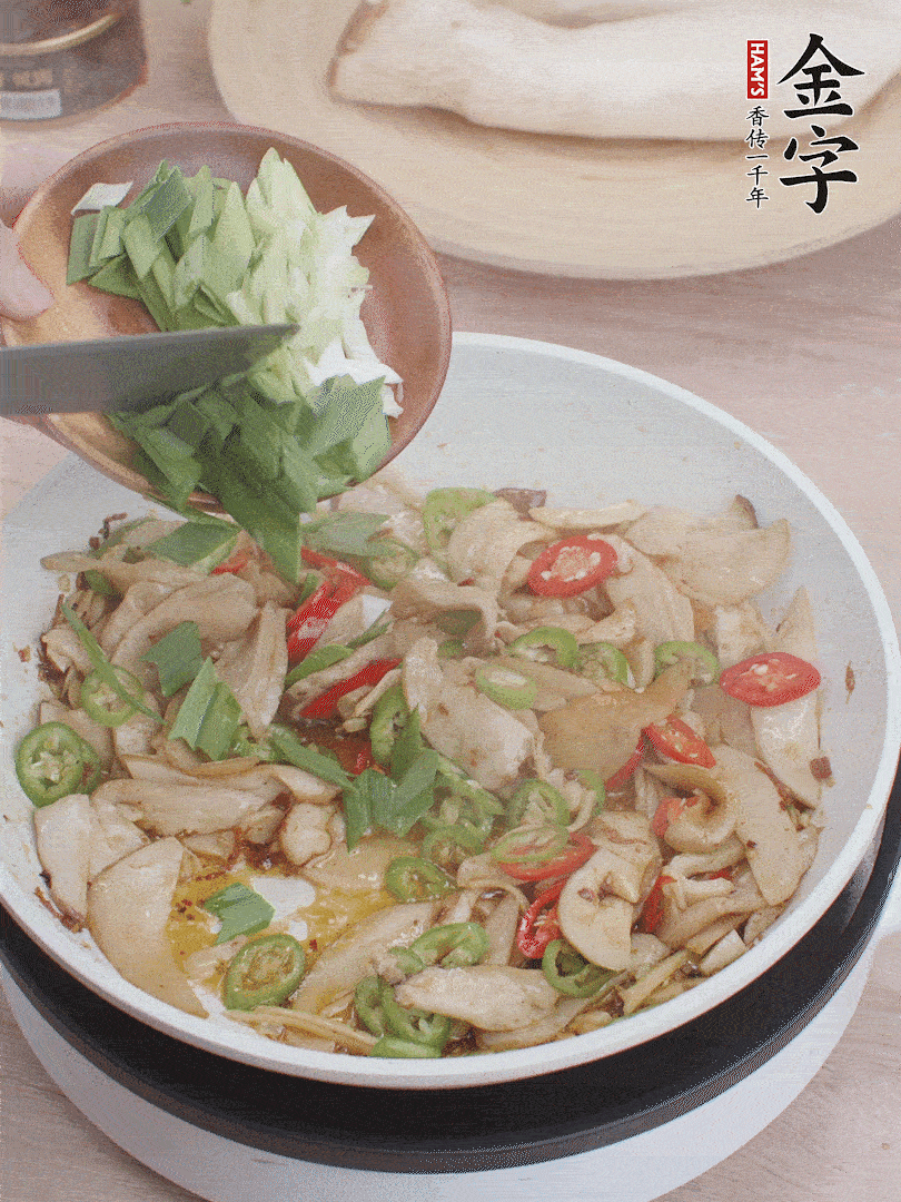 淋少許料酒、最后放大蒜葉。