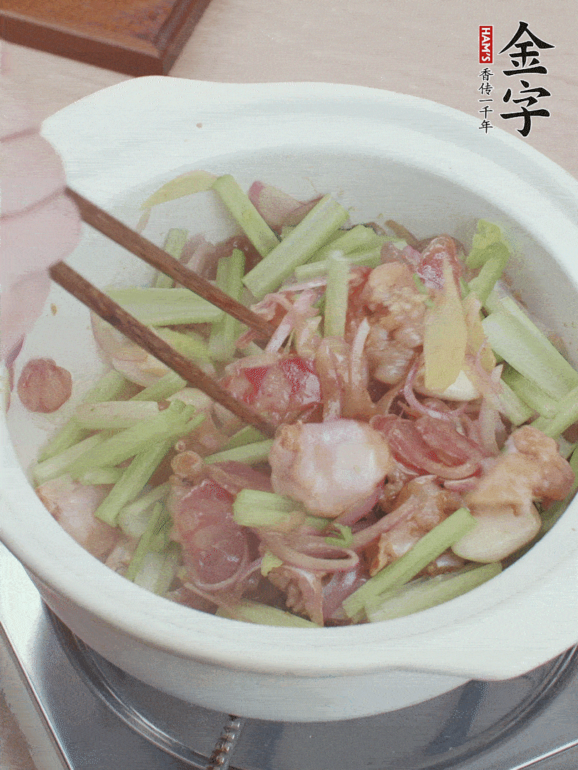 下牛蛙、芹菜、香腸翻炒。