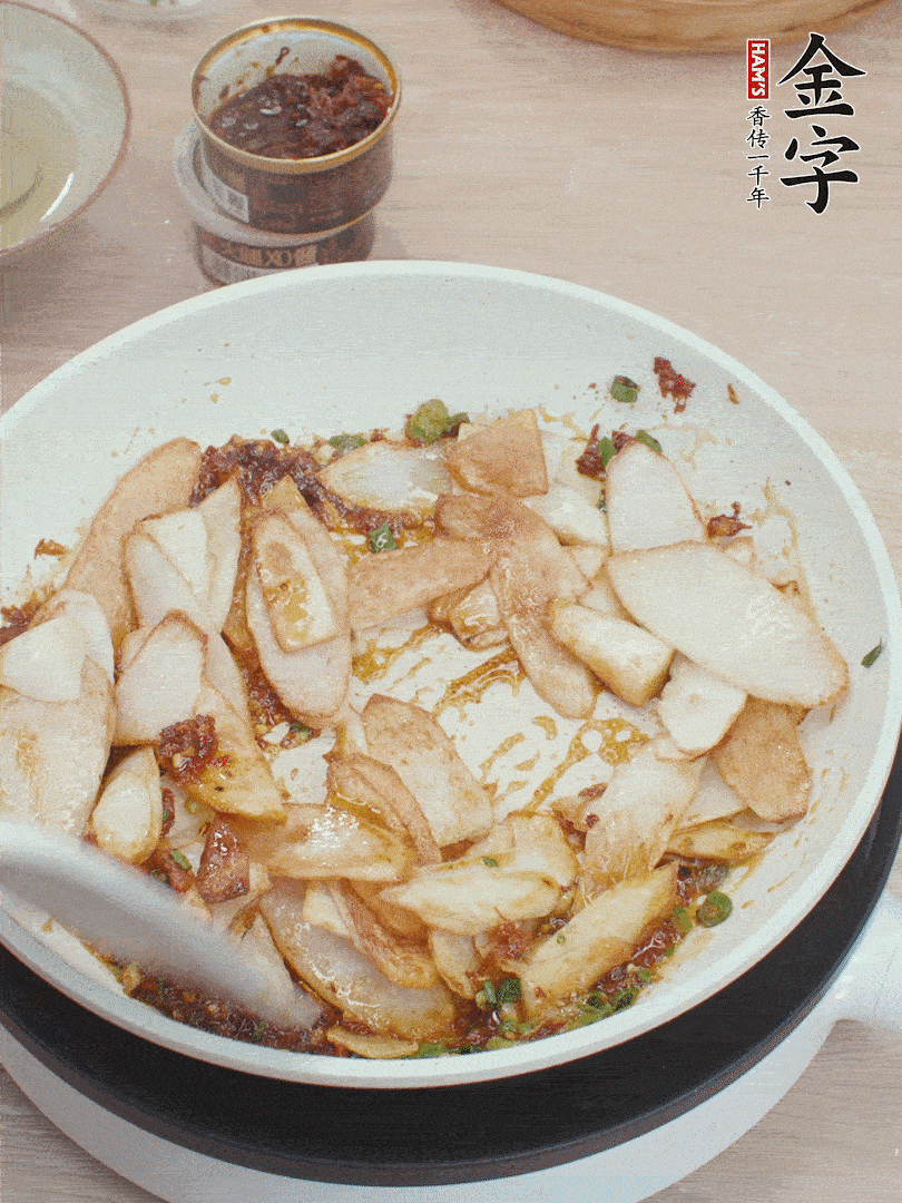 下山藥炒勻，撒蔥花。